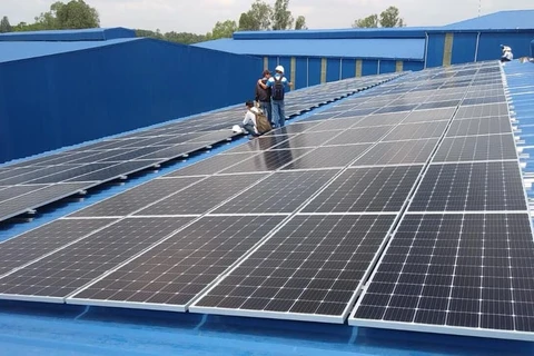 Công ty Green Energy lắp đặt hệ thống điện Mặt Trời cho công ty BHT. (Ảnh: CTV/Vietnam+)