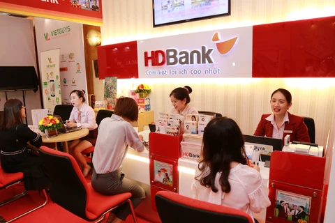 Giao dịch tại HDBank. (Ảnh: CTV/Vietnam+)