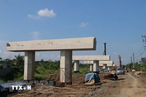 Hiện trạng thi công gói thầu xây lắp số 17 ở huyện Cái Bè, tỉnh Tiền Giang. (Ảnh: Minh Trí/TTXVN)