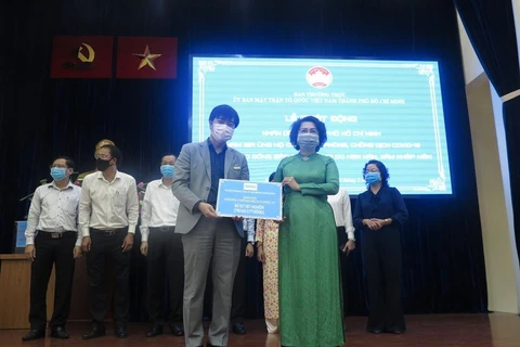 Lãnh đạo ABBANK chia sẻ cùng quỹ phòng chống dịch của Thành phố Hồ Chí Minh. (ẢNh: CTV)