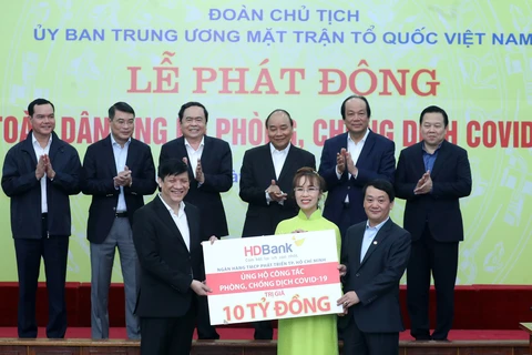 Bà Nguyễn Thị Phương Thảo, Phó Chủ tịch thường trực Hội đồng quản trị HDBank trao tặng 10 tỷ đồng cho đại diện của Ủy ban Trung ương Mặt trận Tổ quốc Việt Nam. (Ảnh: CTV)