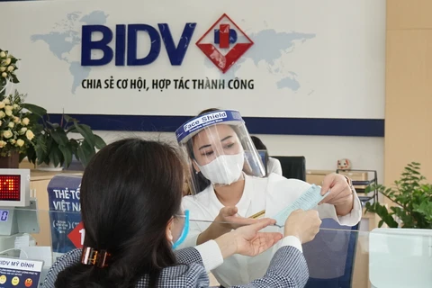 Giao dịch tại BIDV. (Ảnh: CTV/Vietnam+)