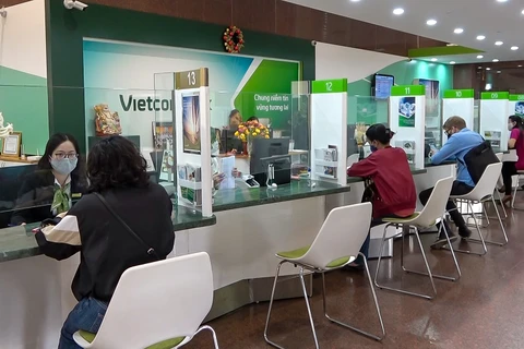 Giao dịch tại Vietcombank. (Ảnh: CTV/Vietnam+)