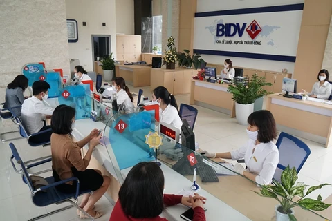 Giao dịch tại BIDV. (Ảnh: CTV/Vietnam+)