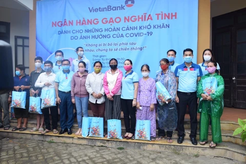 Người dân Quảng Trị đến nhận gạo của VietinBank. (Ảnh: Vietnam+)
