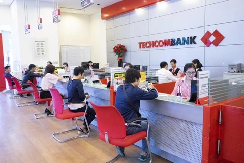 Giao dịch tại Techcombank. (Ảnh: CTV/Vietnam+)