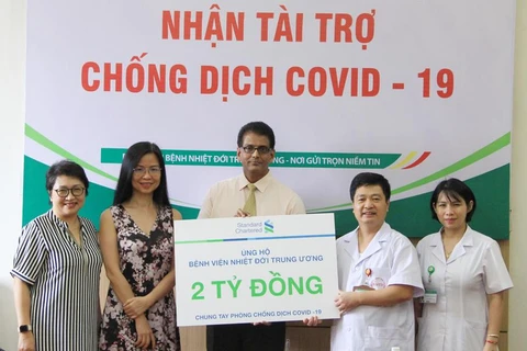Lãnh đạo Standard Chartered Việt Nam ủng hộ Bệnh viện Nhiệt đới Trung ương. (Ảnh: CTV/Vietnam+)
