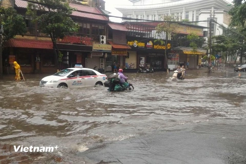 Đường phố Hà Nội ngập lụt sau trận mưa lớn. (Ảnh: Lê Minh Sơn/Vietnam+)
