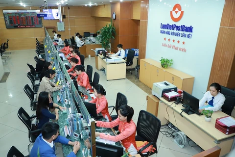 Giao dịch tại LienVietPostBank. (Ảnh: CTV/Vietnam+)