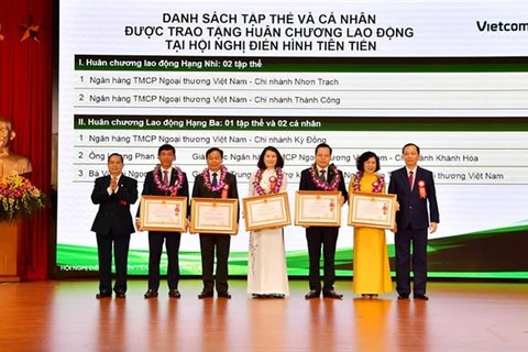 Ba chi nhánh và hai cá nhân thuộc Vietcombank được trao Huân chương Lao động hạng Nhì và Huân chương Lao động hạng Ba. (Ảnh: CTV)