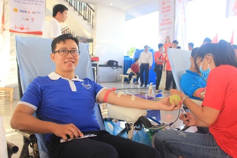 Cán bộ BIDV tham gia hiến máu trong chương trình Hành trình Đỏ. (Ảnh: CTV/Vietnam+)