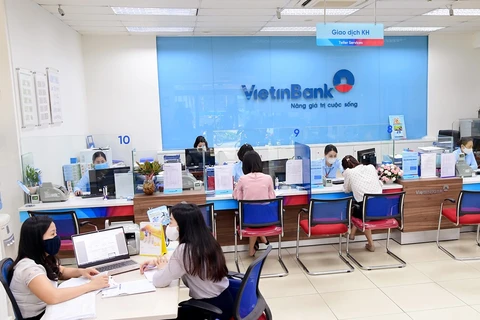 Giao dịch tại VietinBank. (Ảnh: CTV/Vietnam+)