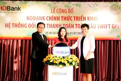 Lãnh đạo HDBank khai trương dịch vụ truy vấn thanh toán toàn cầu Swift GPI. (Ảnh: CTV/Vietnam+)