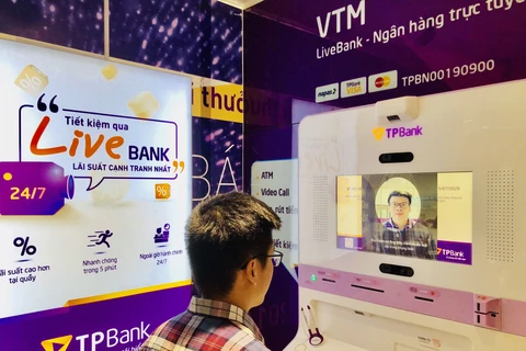 Khách hàng giao dịch tại TPBank bằng cách nhận diện khuôn mặt. (Ảnh: CTV/Vietnam+)