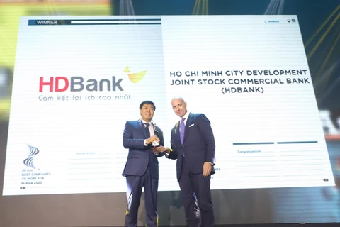 Lãnh đạo HDBank nhận giải từ ban tổ chức. (Ảnh: CTV/Vietnam+)