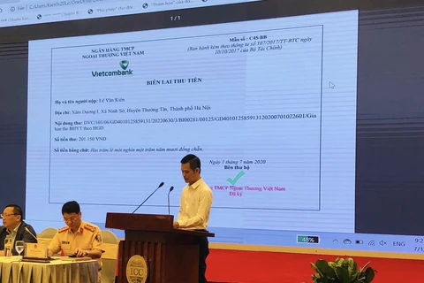 Đại diện Bảo hiểm xã hội Việt Nam giới thiệu dịch vụ thanh toán trực tuyến trên cổng Dịch vụ công Quốc gia qua Vietcombank. (Ảnh: CTV)