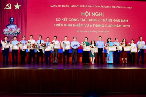 Các tổ chức đảng đạt trong sạch vững mạnh nhận Giấy khen của Đảng ủy VietinBank. (Ảnh: CTV)