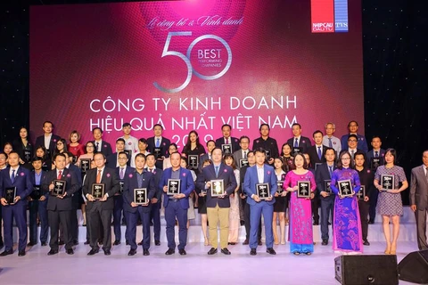 Bà Phan Thị Thanh Tâm, Phó Trưởng Văn phòng đại diện Vietcombank khu vực phía Nam ( thứ 2 từ phải sang hàng đầu tiên) nhận biểu trưng “Tốp 50 công ty kinh doanh hiệu quả nhất Việt Nam”