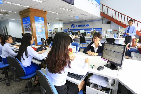 Giao dịch tại Eximbank. (Ảnh: CTV/Vietnam+)