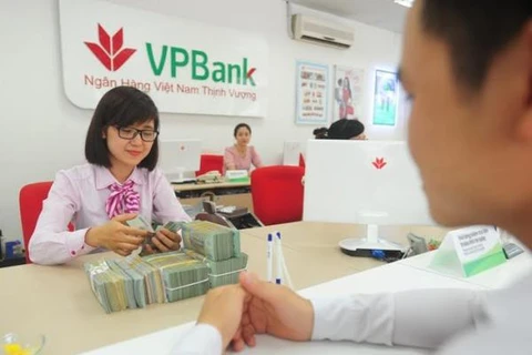 Giao dịch tại VPBank. (Ảnh: CTV/Vietnam+)
