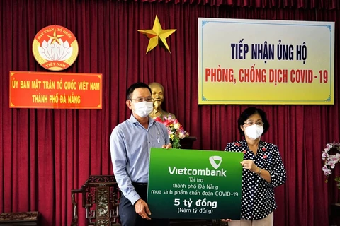 Đại diện Vietcombank Đà Nẵng trao tặng số tiền 5 tỷ đồng hỗ trợ thành phố Đà Nẵng mua sinh phẩm chẩn đoán COVID-19. (Ảnh: CTV/Vietnam+)
