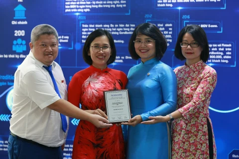 Lãnh đạo The Asian Banker trao giải cho BIDV. (Ảnh: CTV/Vietnam+)