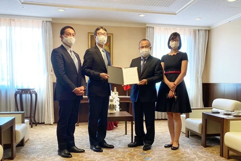 Ông Takayoshi Futae (thứ 2 từ trái sang) trao tượng trưng số tiền 100 triệu Yên Nhật cho Đại sứ Đặc mệnh toàn quyền Việt Nam tại Nhật Bản. (Ảnh: Vietnam+)