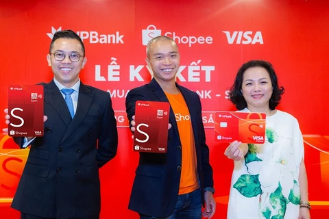 Đại diện ba bên Visa, Shopee và VPBank trong buổi ra mắt sản phẩm. (Ảnh: CTV/Vietnam+)