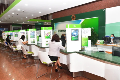 Giao dịch tại Vietcombank. (Ảnh: Vietnam+)