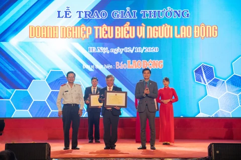 Ông Trần Xuân Hoàng -Uỷ viên HĐQT, Chủ tịch Công đoàn BIDV nhận bằng khen của Tổng liên đoàn Lao động Việt Nam. (Ảnh: Vietnam+)