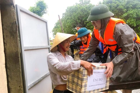 Đoàn công tác của Ngân hàng Chính sách đã trực tiếp trao quà hỗ trợ cho gia đình ông Hoàng Trọng Phú ở thôn Trần Xá, xã Hàm Ninh, huyện Quảng Ninh, tỉnh Quảng Bình. (Ảnh: Vietnam+)
