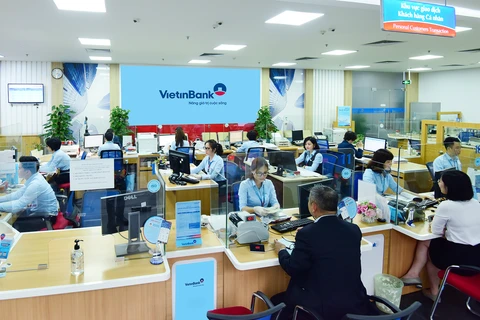 Giao dịch tại VietinBank. (Ảnh: Vietnam+)