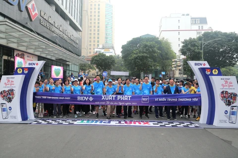 Ban lãnh đạo BIDV và các vận động viên tham gia giải chạy. (Ảnh: Vietnam+)