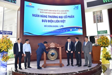 Ông Phạm Doãn Sơn, Phó Chủ tịch HĐQT thường trực kiêm Tổng giám đốc LienVietPostBank đánh cồng trong ngày đầu tiên giao dịch của cổ phiếu LPB (Ảnh: Vietnam+)