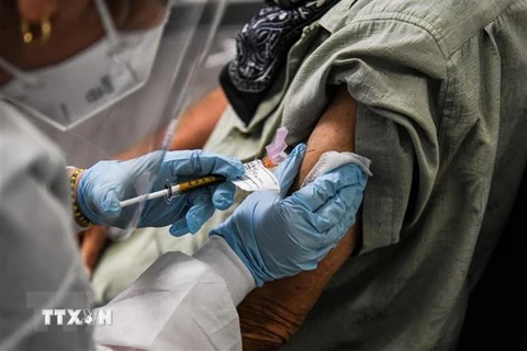 Tiêm vắcxin ngừa COVID-19 cho một tình nguyện viên tại Hollywood, bang Florida, Mỹ. (Ảnh: AFP/TTXVN)