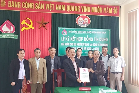 Ngân hàng Chính sách tỉnh Quảng Bình ký hợp đồng giải ngân theo Quyết định 32. (Ảnh: CTV/Vietnam+)