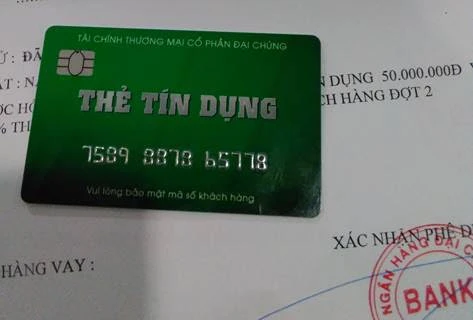Thẻ tín dụng giả mạo sử dụng mập mờ tên Ngân hàng Đại chúng Bank, dễ gây nhầm lẫn với Ngân hàng TMCP Đại Chúng Việt Nam. (Ảnh: CTV/Vietnam+)