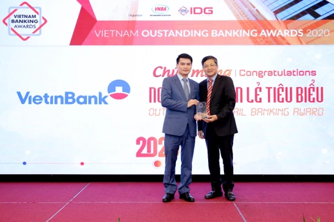 Lãnh đạo VietinBank nhận giải thưởng từ ban tổ chức. (Ảnh: Vietnam+)