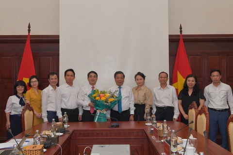 PGS.TS. Nguyễn Kim Anh – Phó Thống đốc NHNN cùng các thành viên Hội đồng tặng hoa chúc mừng đề tài cấp Bộ của Vietcombank được đánh giá xuất sắc. (Ảnh: Vietnam+)