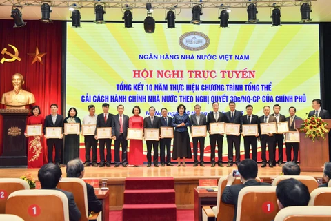 Ông Nguyễn Hưng-Tổng Giám đốc TPBank (thứ tư từ phải sang) nhận bằng khen của Thống đốc Ngân hàng Nhà nước. (Ảnh: Vietnam+) 