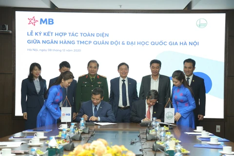 Đại diện MB và Đại học Quốc gia Hà Nội ký kết hợp tác toàn diện. (Ảnh: Vietnam+)