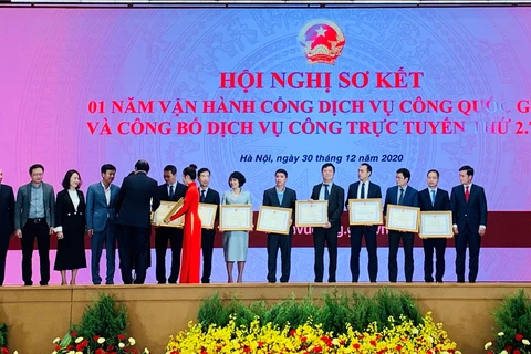 Lãnh đạo NAPAS nhận bằng khen của Văn phòng Chính phủ ghi nhận nỗ lực của NAPAS trong việc kết nối, cung cấp dịch vụ thanh toán trên cổng Dịch vụ công quốc gia trong năm 2020. (Ảnh: CTV/Vietnam+)
