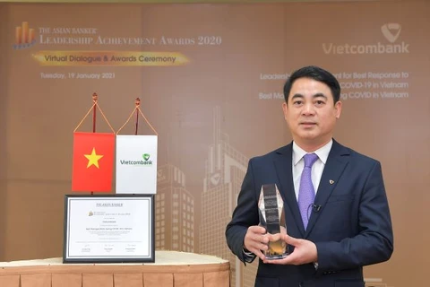 Ông Nghiêm Xuân Thành - Chủ tịch HĐQT Vietcombank nhận giải thưởng của Tạp chí The Asian Banker. (Ảnh: Vietnam+)