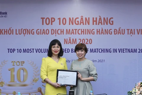 Bà Nguyễn Ánh Vân, Phó Tổng Giám đốc LienVietPostBank nhận giải thưởng từ Refinitiv. (Ảnh: Vietnam+)