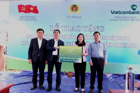 Ông Nghiêm Xuân Thành - Chủ tịch HĐQT (thứ 2 từ trái sang) trao 30 tỷ đồng cho đại diện Ủy ban Mặt trận Tổ quốc tỉnh Thanh Hóa. (Ảnh: CTV: Vietnam+)