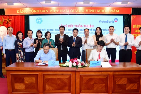 Lễ ký kết thỏa thuận kết nối điện tử song phương giữa Bảo hiểm xã hội Việt Nam và VietinBank. (Ảnh: Vietnam+)