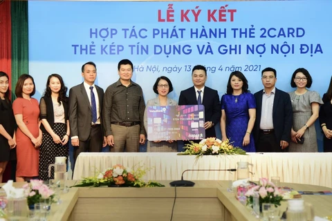 Lần đầu tiên thị trường thẻ nội địa Việt Nam xuất hiện dòng sản phẩm thẻ kép. (Ảnh: Vietnam+)