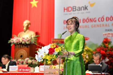 Bà Nguyễn Thị Phương Thảo – Phó Chủ tịch thường trực HĐQT trình bày Phương án phân phối lợi nhuận, kế hoạch chia cổ tức năm 2020. (Ảnh: Vietnam+)