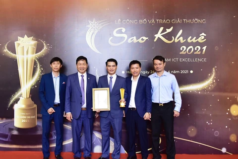 Ông Đàm Hồng Tiến - Giám đốc Khối Bán lẻ VietinBank nhận Giải thưởng Sao Khuê năm 2021. (Ảnh: Vietnam+)