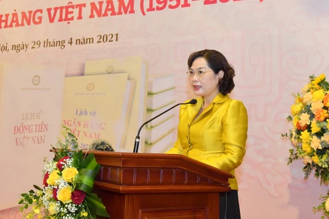 Thống đốc Nguyễn Thị Hồng phát biểu tại Lễ ra mắt 2 cuốn sách. (Ảnh: CTV/Vietnam+)